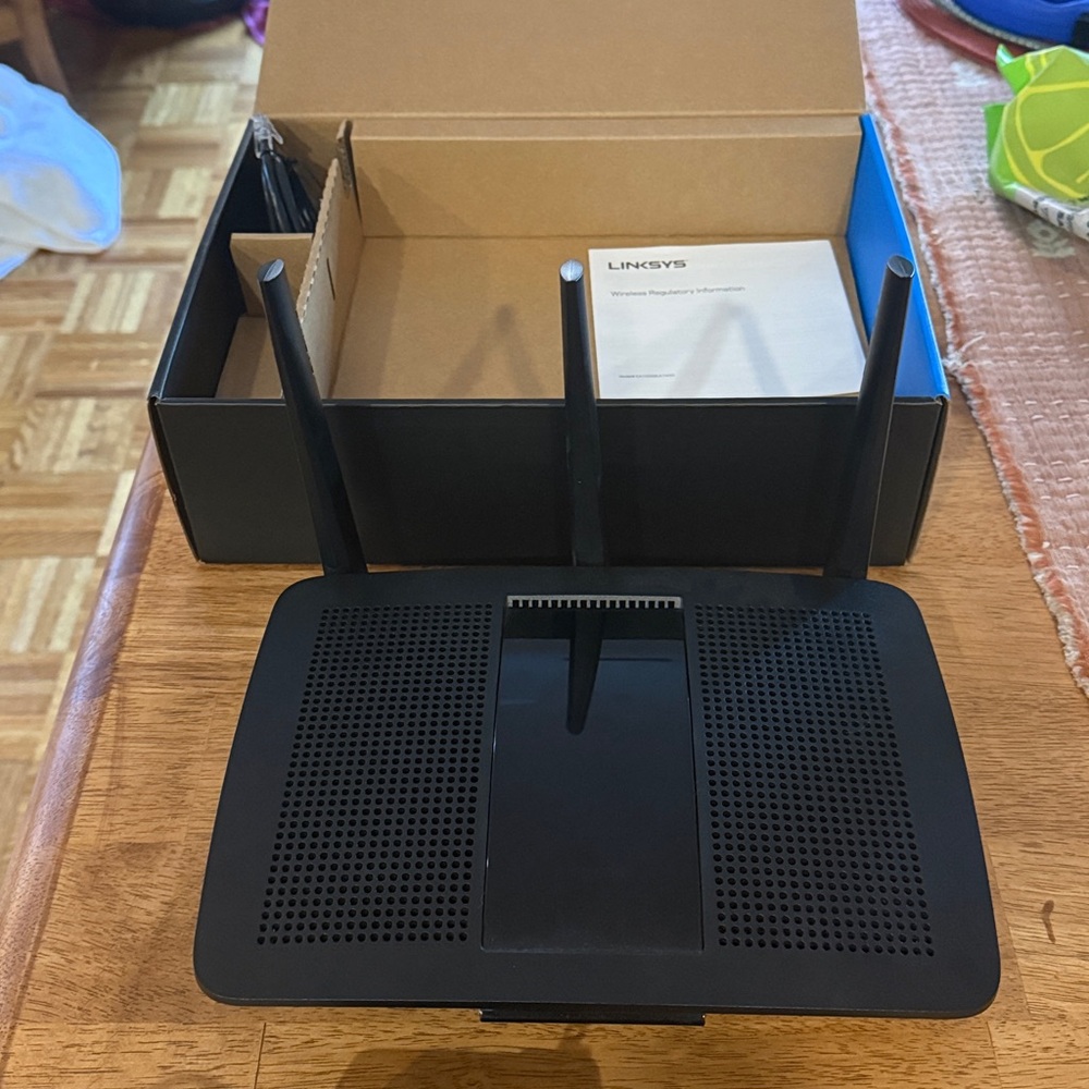 Linksys R74 Max-Stream Dual-Band Router - Picture 2 of 3